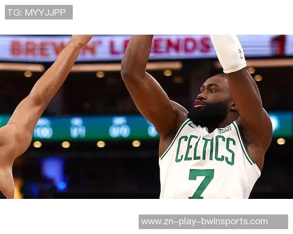 杰伦布朗首节火力全开半场表现出色砍下16分助球队稳住局势